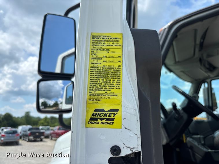 image for item FC1824 2019 International 4300 truck cab and chassis