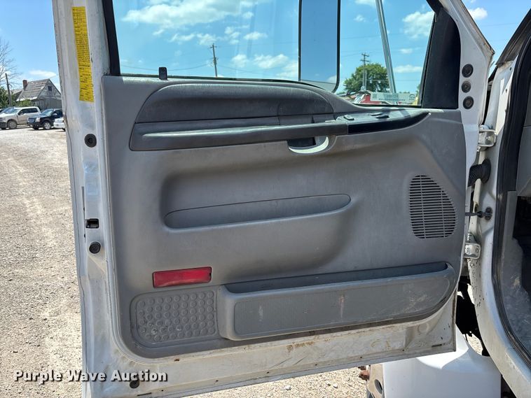 image for item FC1893 2006 Ford F750 Super Duty XLT rollback truck