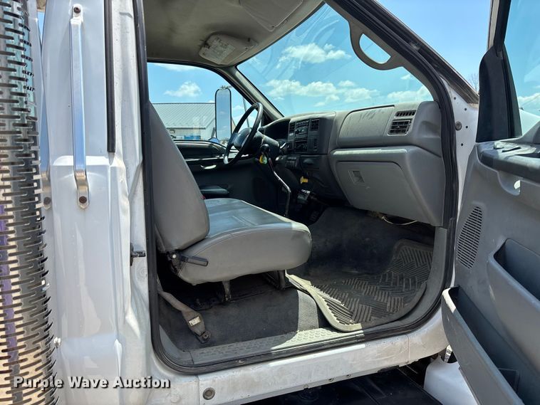 image for item FC1893 2006 Ford F750 Super Duty XLT rollback truck