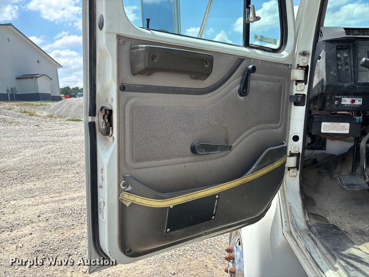 image for item FC1895 1998 International 8100 rollback truck