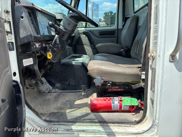 image for item FC1895 1998 International 8100 rollback truck