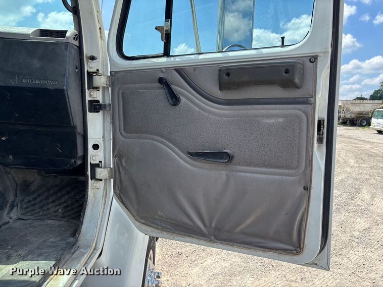 image for item FC1895 1998 International 8100 rollback truck