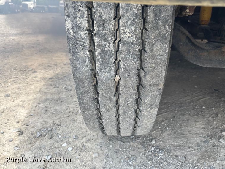 image for item FC1895 1998 International 8100 rollback truck