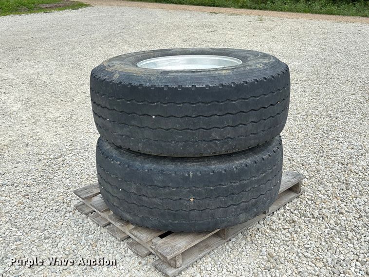 image for item FC1921 (2) Hankook AH32 425/65R22.5 tires and wheels