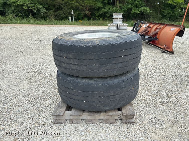 image for item FC1921 (2) Hankook AH32 425/65R22.5 tires and wheels