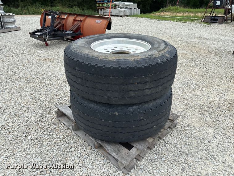 image for item FC1921 (2) Hankook AH32 425/65R22.5 tires and wheels