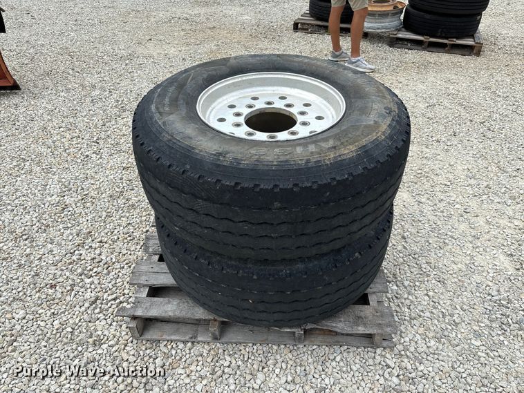 image for item FC1921 (2) Hankook AH32 425/65R22.5 tires and wheels