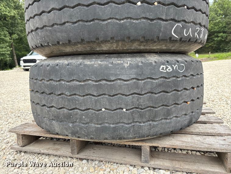 image for item FC1921 (2) Hankook AH32 425/65R22.5 tires and wheels