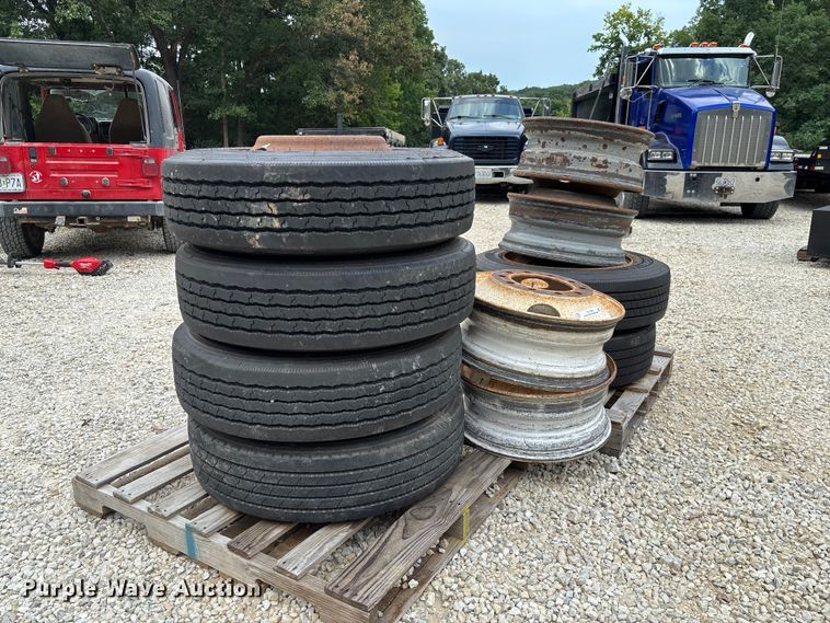 (6) 255/75R22.5 tires and wheels