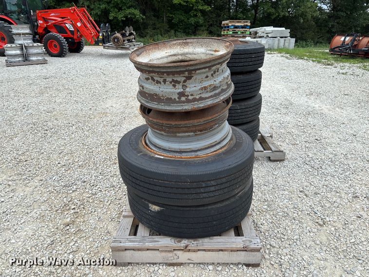 image for item FC1922 (6) 255/75R22.5 tires and wheels