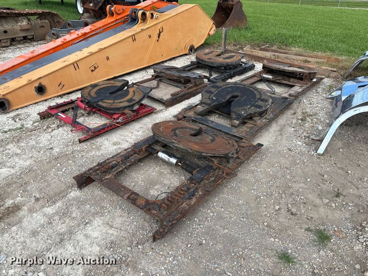 (6) sliding fifth wheel plates