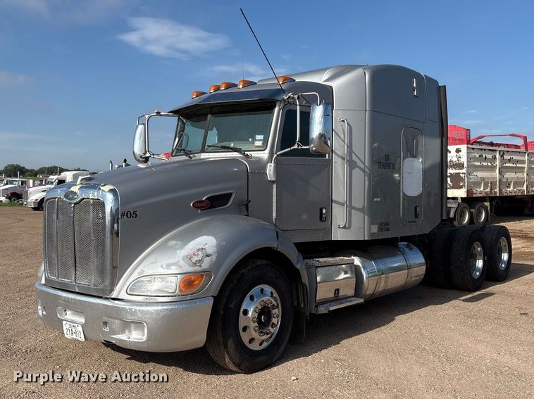2012 Peterbilt 384 semi truck