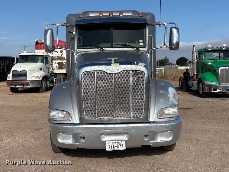image for item FC2450 2012 Peterbilt 384 semi truck