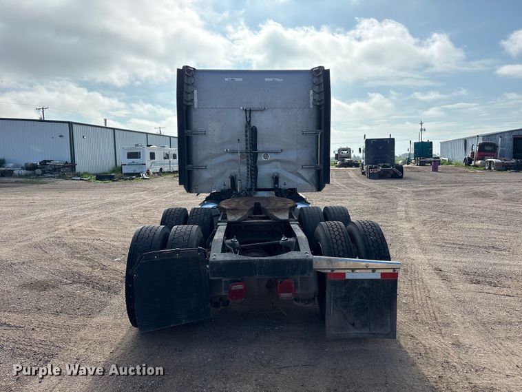 image for item FC2450 2012 Peterbilt 384 semi truck