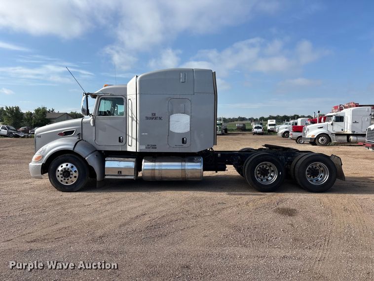 image for item FC2450 2012 Peterbilt 384 semi truck