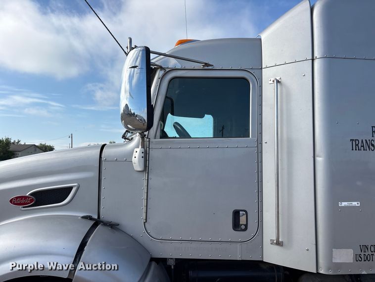 image for item FC2450 2012 Peterbilt 384 semi truck
