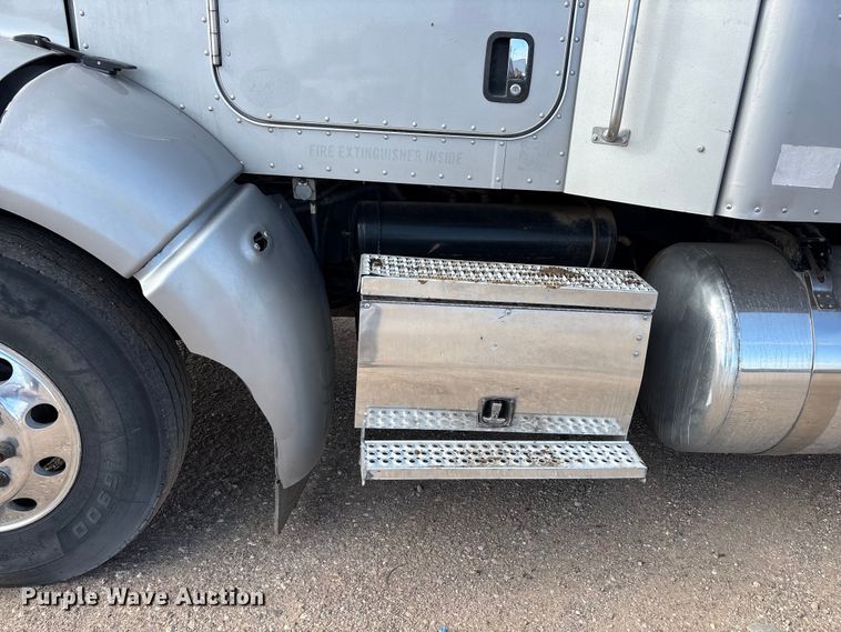 image for item FC2450 2012 Peterbilt 384 semi truck
