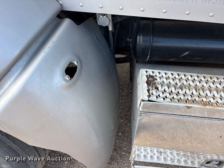 image for item FC2450 2012 Peterbilt 384 semi truck