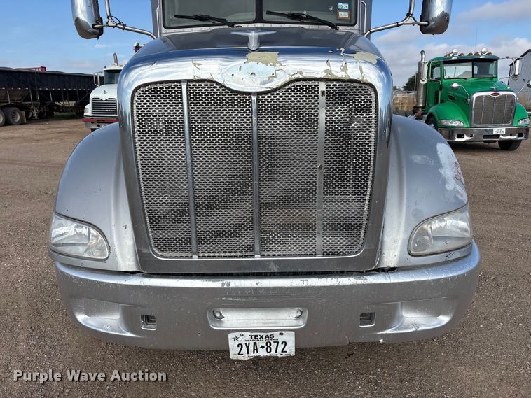 image for item FC2450 2012 Peterbilt 384 semi truck