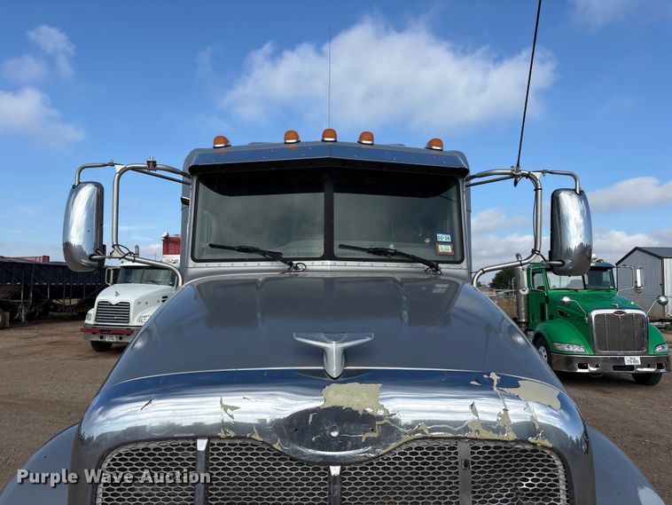 image for item FC2450 2012 Peterbilt 384 semi truck