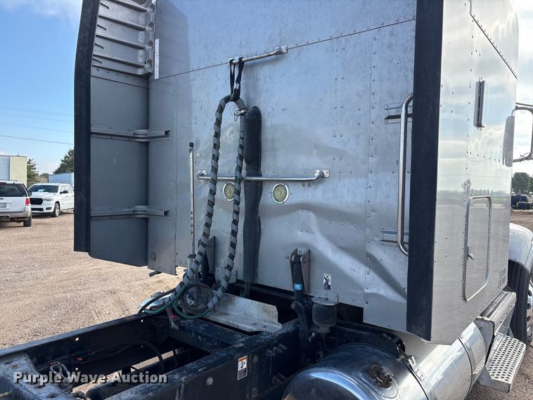 image for item FC2450 2012 Peterbilt 384 semi truck