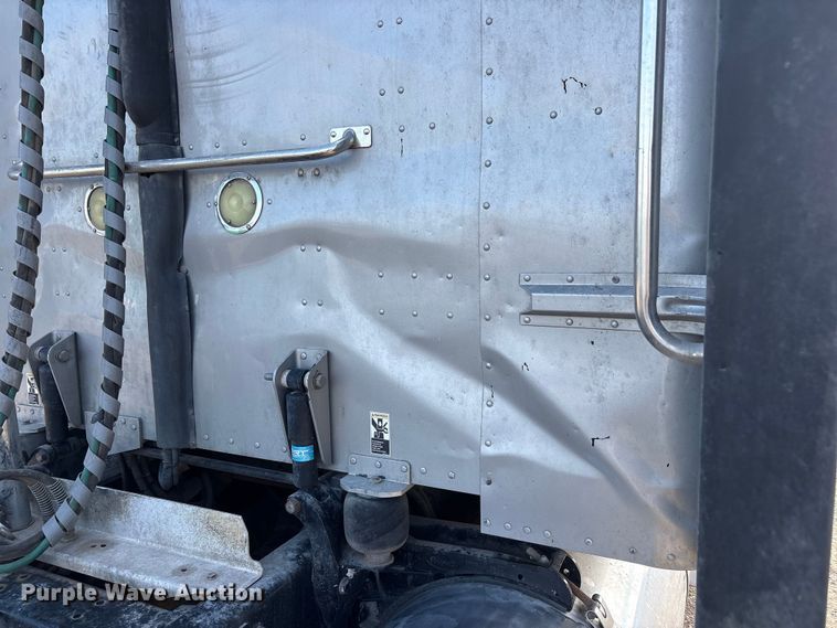 image for item FC2450 2012 Peterbilt 384 semi truck