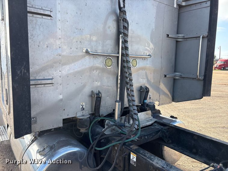 image for item FC2450 2012 Peterbilt 384 semi truck