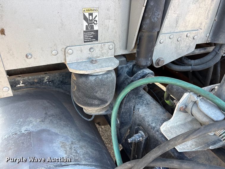 image for item FC2450 2012 Peterbilt 384 semi truck