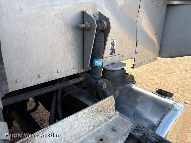 image for item FC2450 2012 Peterbilt 384 semi truck