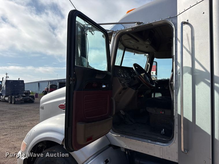 image for item FC2450 2012 Peterbilt 384 semi truck