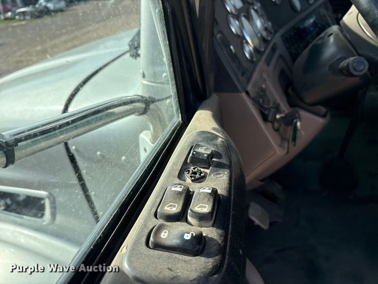 image for item FC2450 2012 Peterbilt 384 semi truck