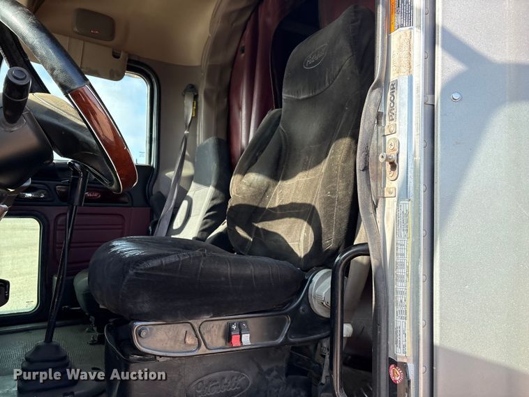image for item FC2450 2012 Peterbilt 384 semi truck