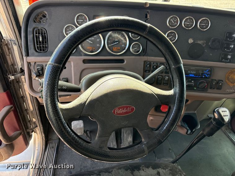 image for item FC2450 2012 Peterbilt 384 semi truck