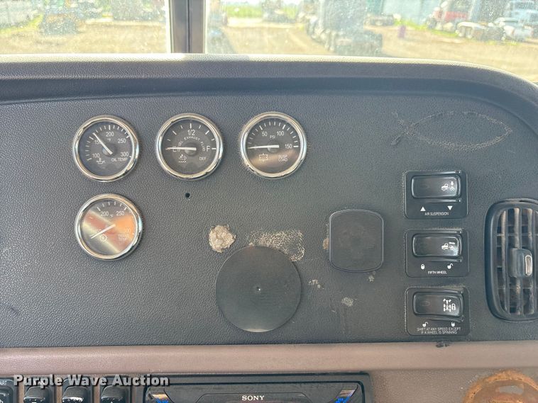 image for item FC2450 2012 Peterbilt 384 semi truck