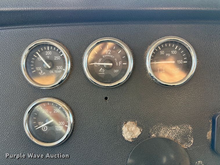 image for item FC2450 2012 Peterbilt 384 semi truck