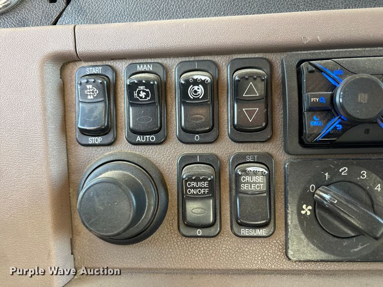 image for item FC2450 2012 Peterbilt 384 semi truck