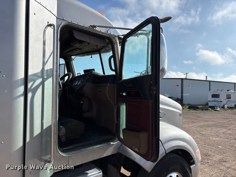 image for item FC2450 2012 Peterbilt 384 semi truck