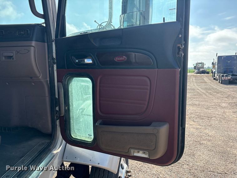 image for item FC2450 2012 Peterbilt 384 semi truck