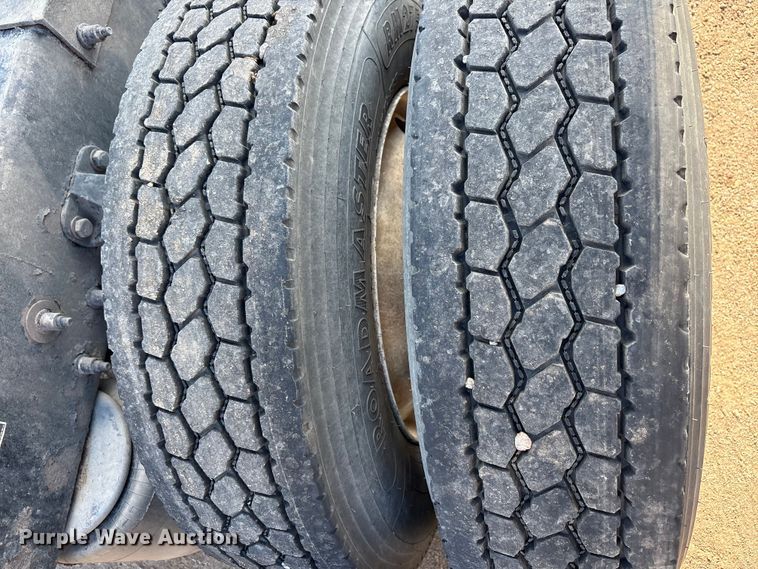 image for item FC2450 2012 Peterbilt 384 semi truck