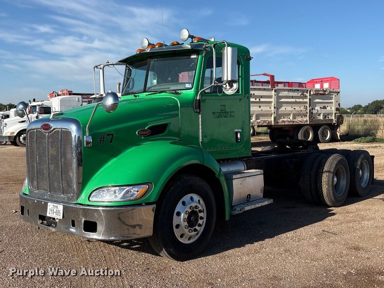 2013 Peterbilt 384 semi truck