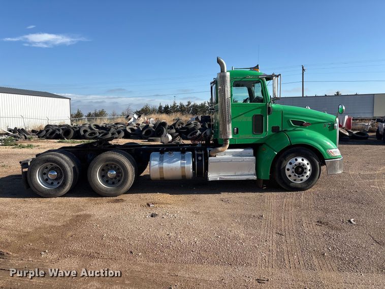 image for item FC2451 2013 Peterbilt 384 semi truck