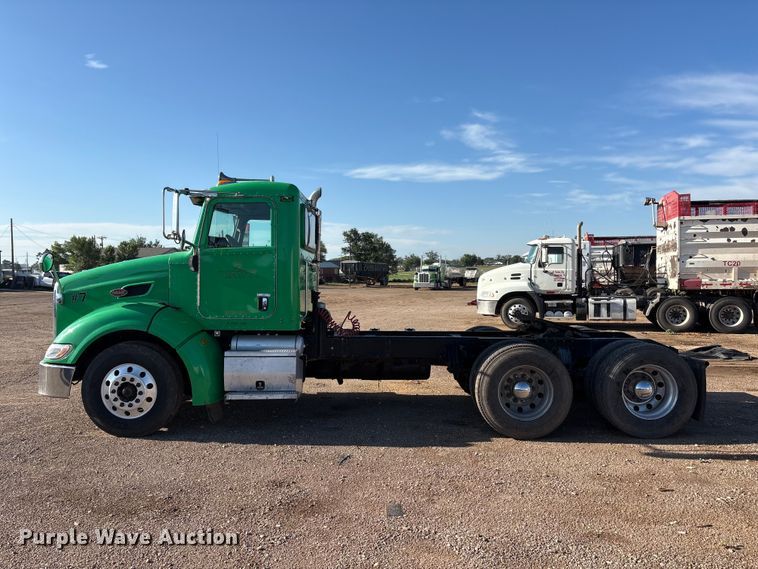 image for item FC2451 2013 Peterbilt 384 semi truck