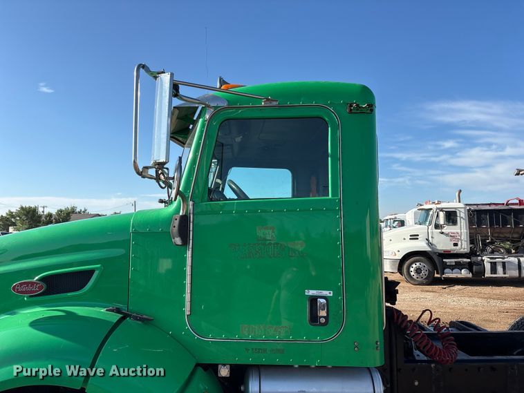 image for item FC2451 2013 Peterbilt 384 semi truck