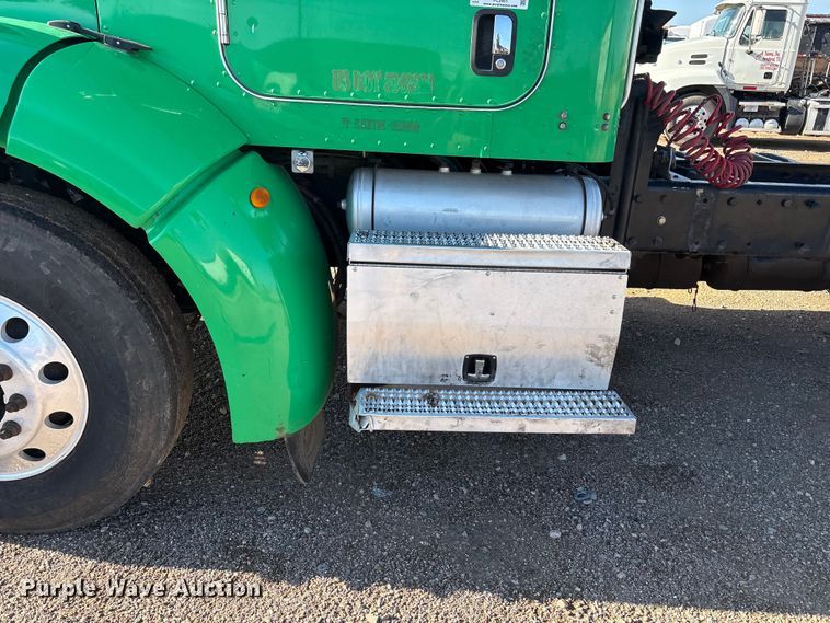 image for item FC2451 2013 Peterbilt 384 semi truck