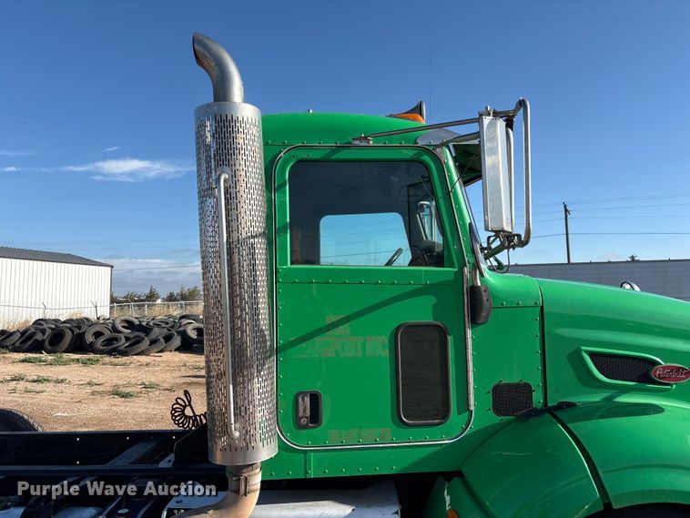 image for item FC2451 2013 Peterbilt 384 semi truck