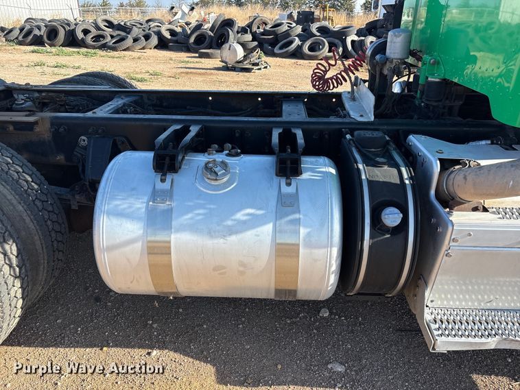image for item FC2451 2013 Peterbilt 384 semi truck
