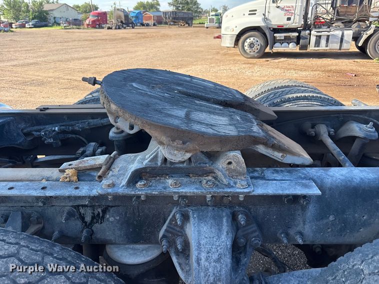 image for item FC2451 2013 Peterbilt 384 semi truck