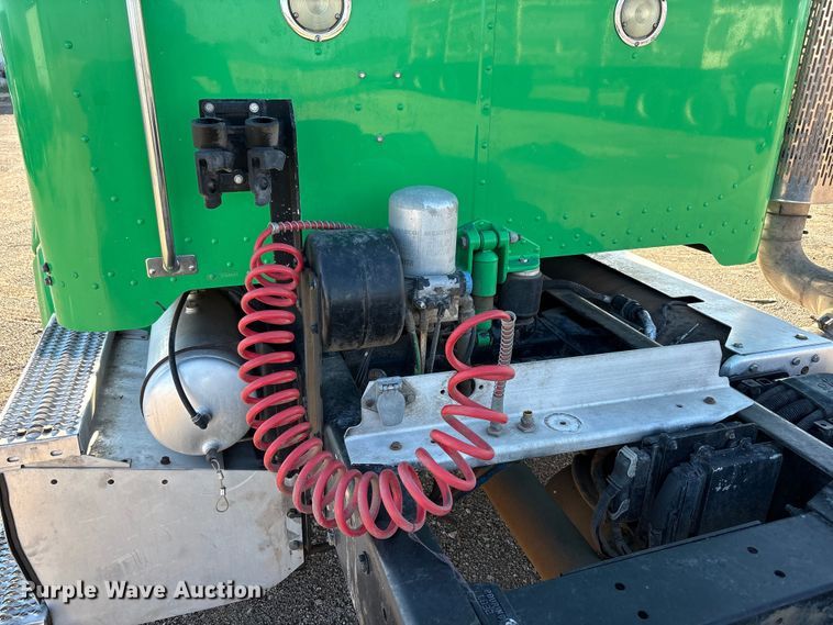 image for item FC2451 2013 Peterbilt 384 semi truck