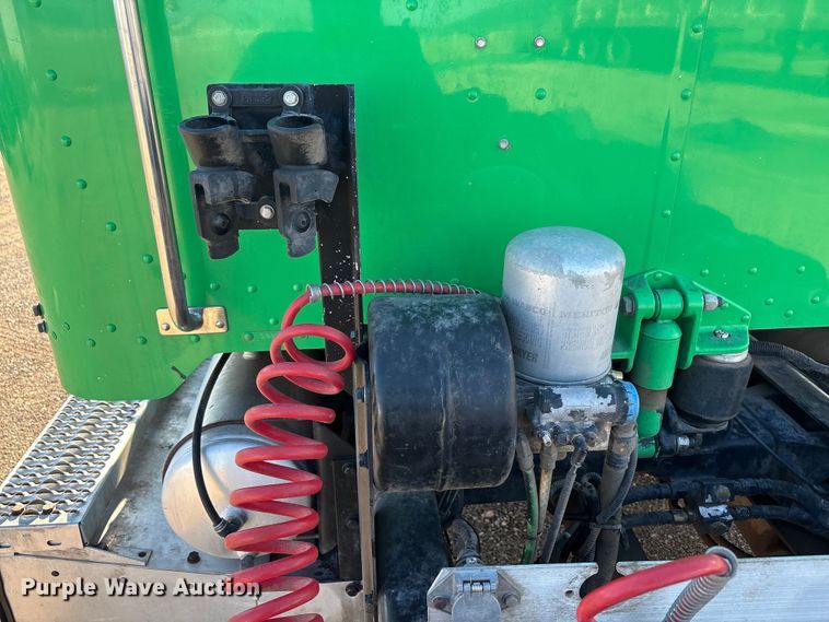 image for item FC2451 2013 Peterbilt 384 semi truck