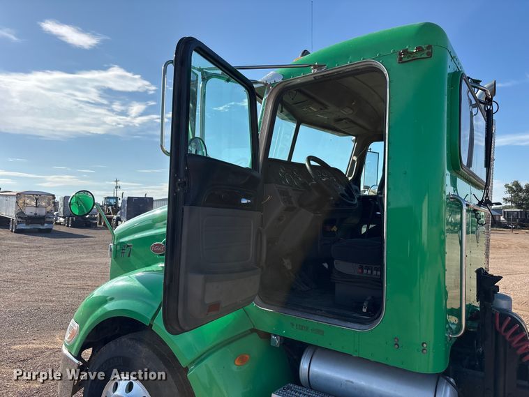 image for item FC2451 2013 Peterbilt 384 semi truck
